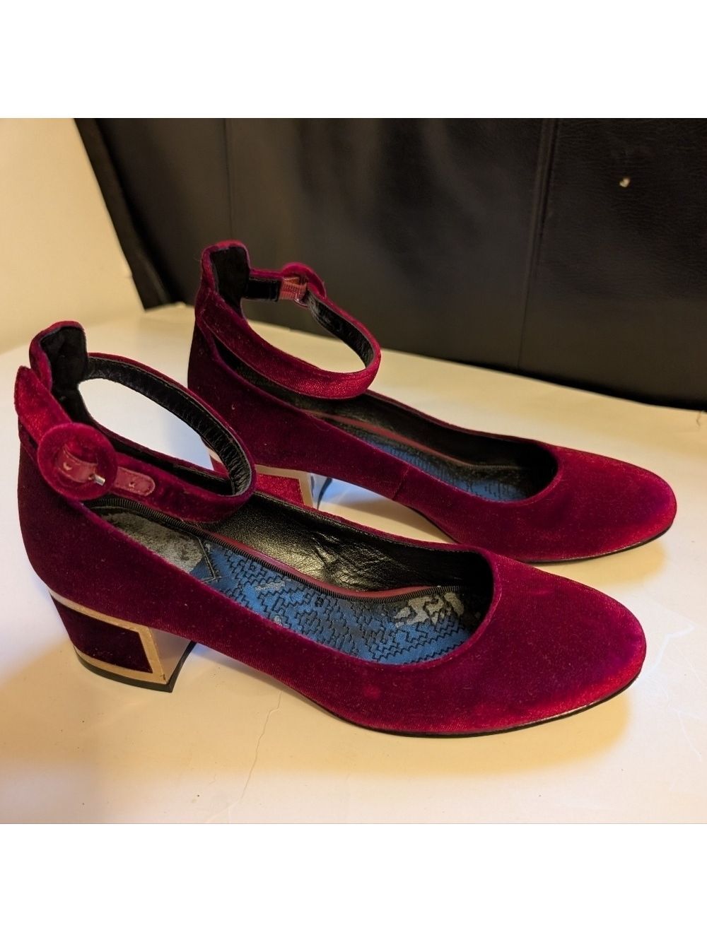 Brian Atwood Velvet Mary Jane shoes size 7.5 in VGUC